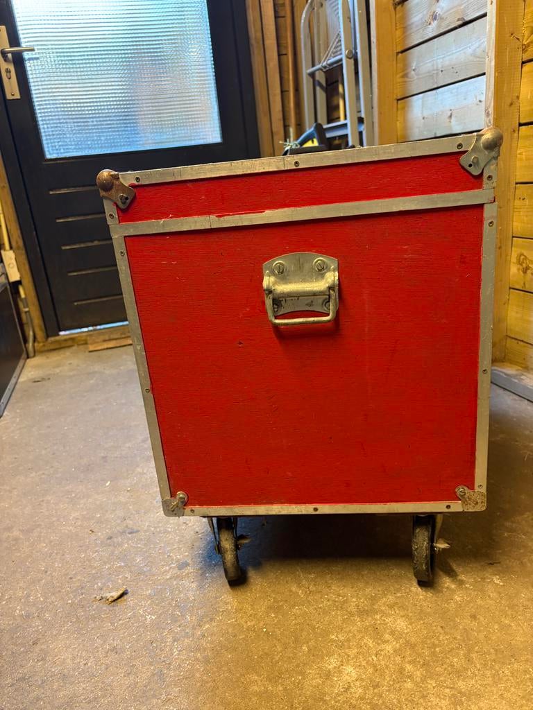 Rode flightcase op wielen, Huis en Inrichting, Ophalen, Gebruikt, 50 tot 100 cm, 50 tot 75 cm