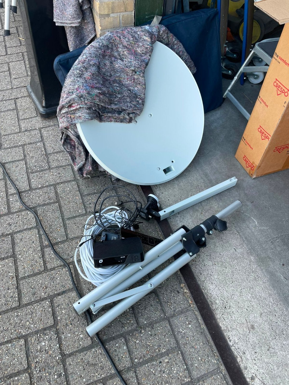 Satellietschotel incl. ontvanger, statief en alle kabels, Ophalen, Zo goed als nieuw, (Schotel)antenne, Overige merken