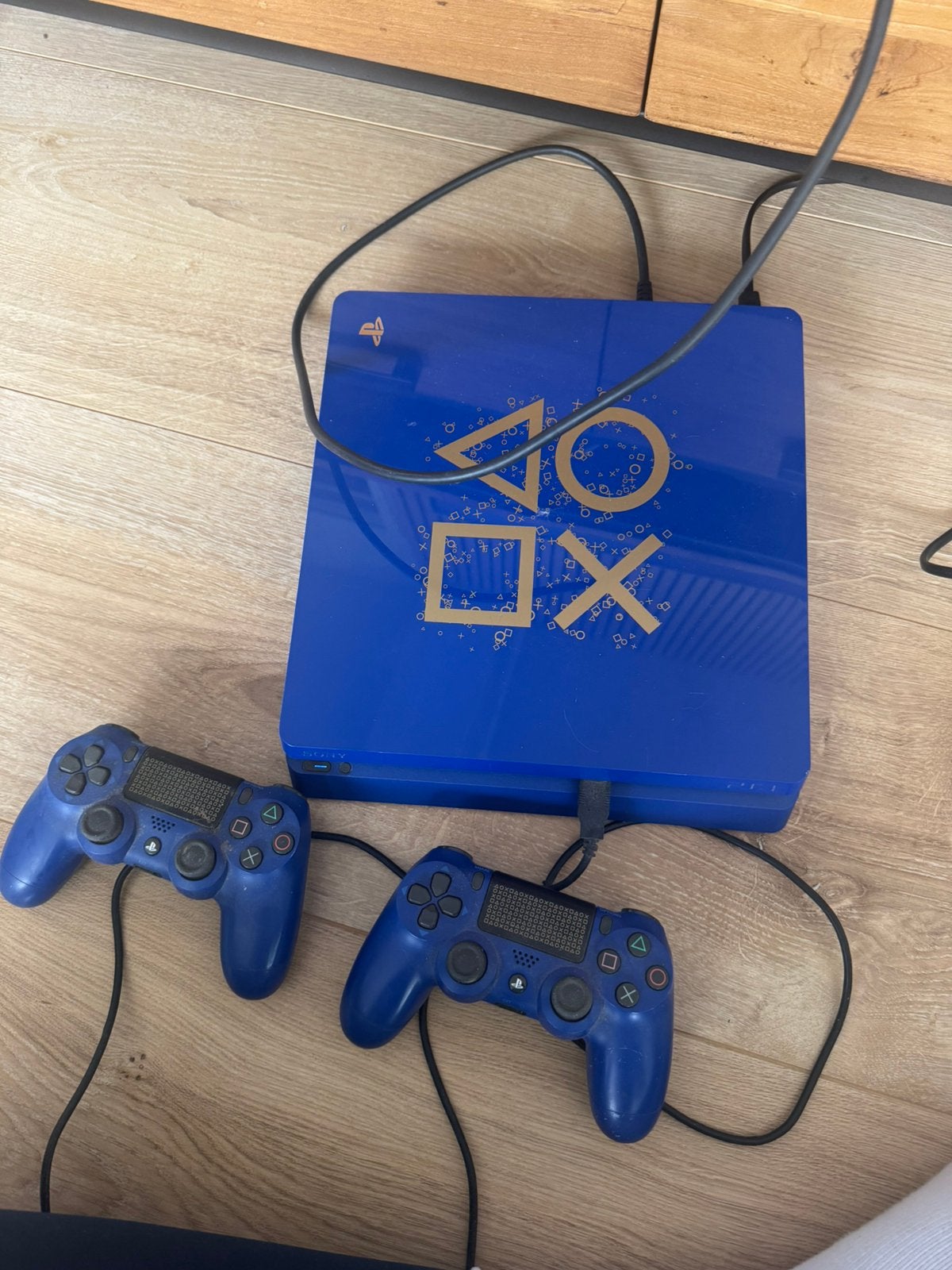 Playstation 4 limited edition blue gekocht in 2018, Spelcomputers en Games, Ophalen, Gebruikt, Met 2 controllers, Slim