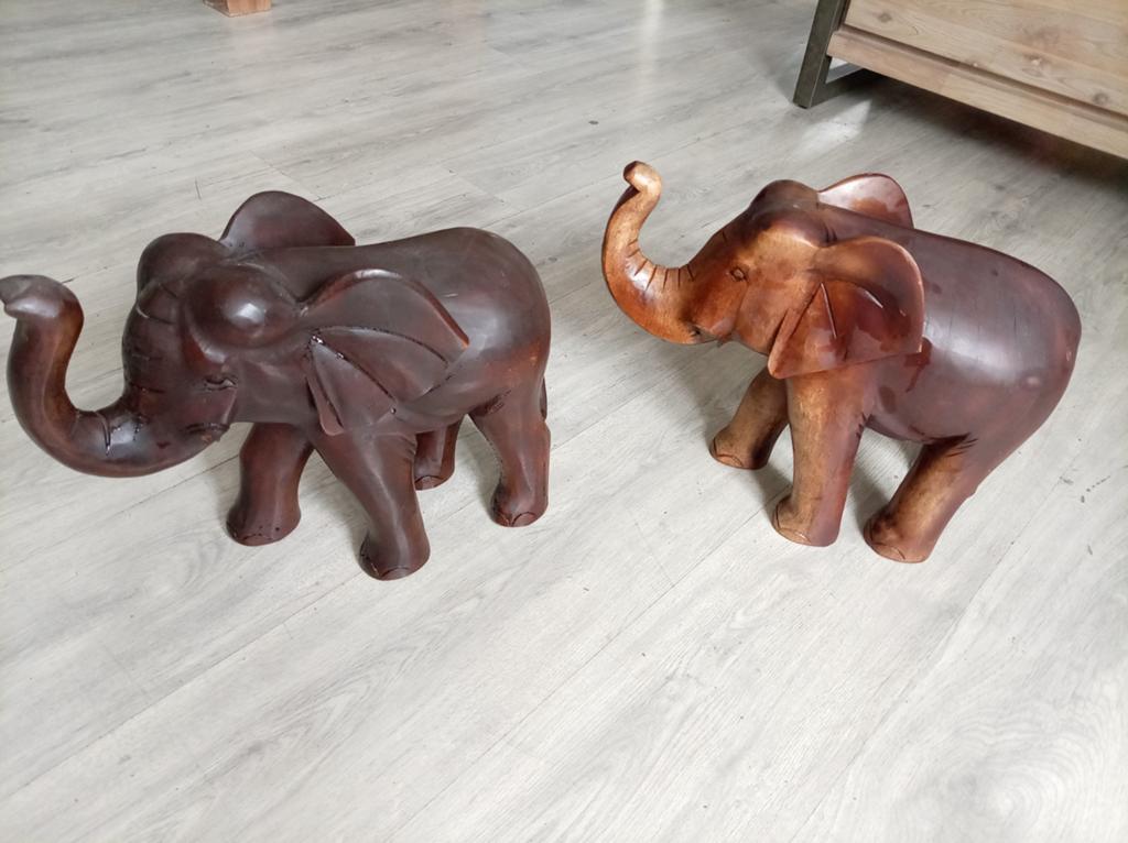 Twee handgesneden houten olifanten beelden, Ophalen of Verzenden, 20 - 50 cm, Beeld, Hout