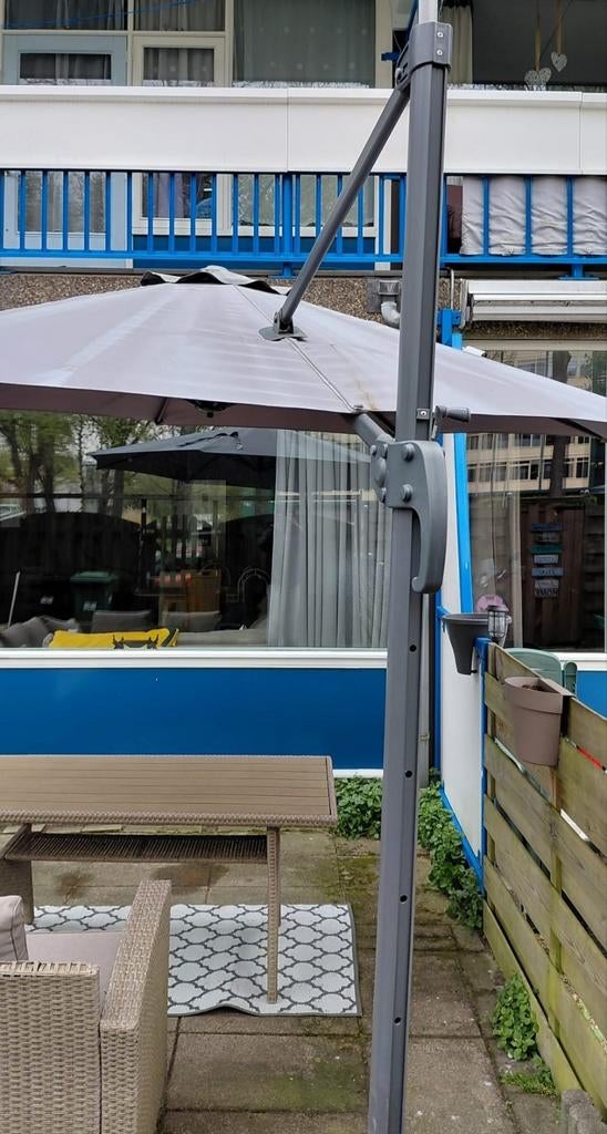 Parasol - Ideaal voor de zomer, Tuin en Terras, Parasols, Zo goed als nieuw, Kantelbaar, Verstelbaar, Ophalen