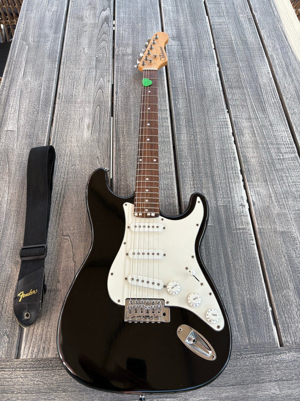 Volcano Stratocaster beginnersgitaar met Fender strap, Muziek en Instrumenten, Snaarinstrumenten | Gitaren | Elektrisch, Gebruikt