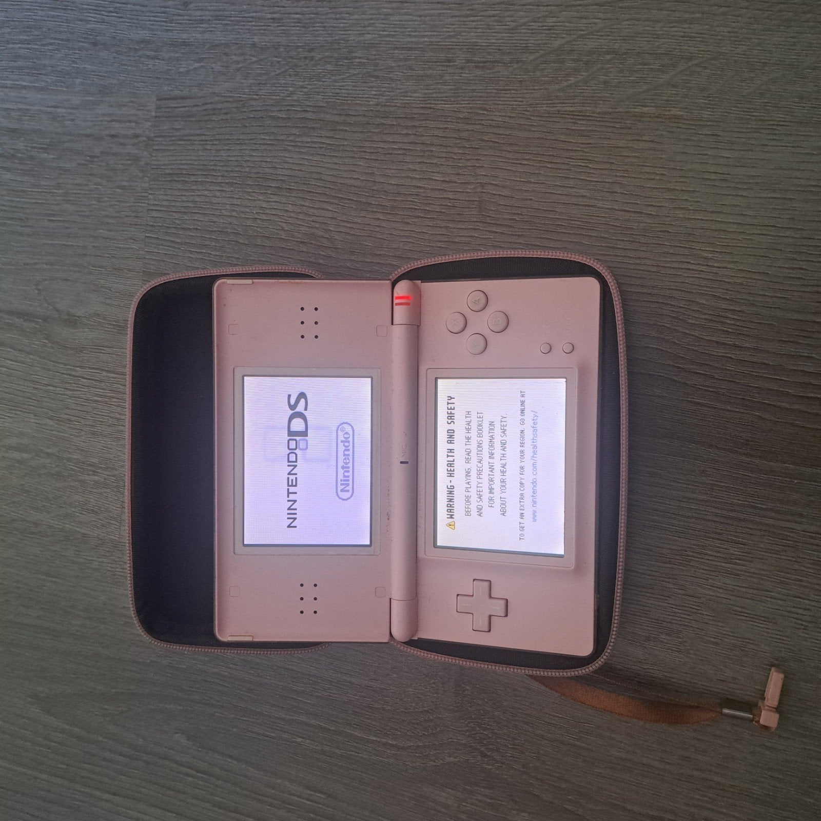 Nintendo DS (roze), Spelcomputers en Games, Spelcomputers | Nintendo DS, Gebruikt, Ophalen of Verzenden, Roze, Met beschermhoes of tas