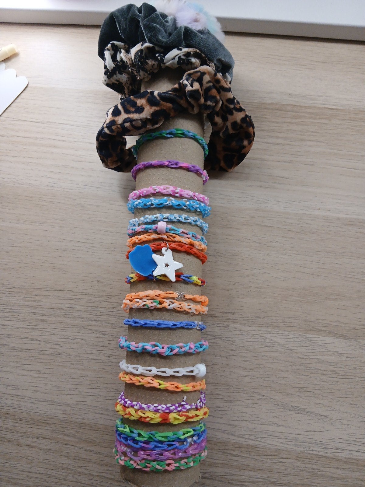 Set van kleurrijke Loom Band armbanden en scrunchies, Gebruikt, Overige kleuren, Ophalen of Verzenden, Elastiek
