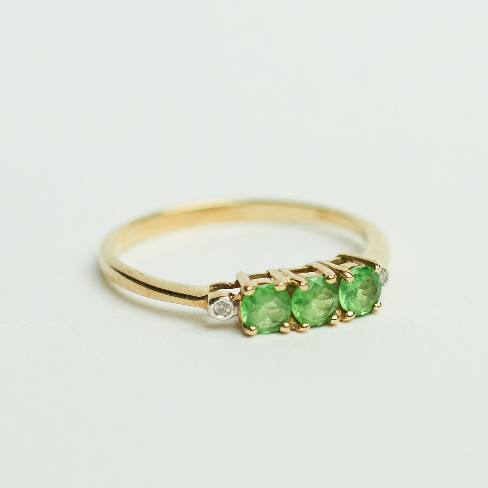 Vintage trilogie gouden ring met smaragd en diamant 9 karaat, Ophalen of Verzenden, Zo goed als nieuw, 17 tot 18, Met edelsteen