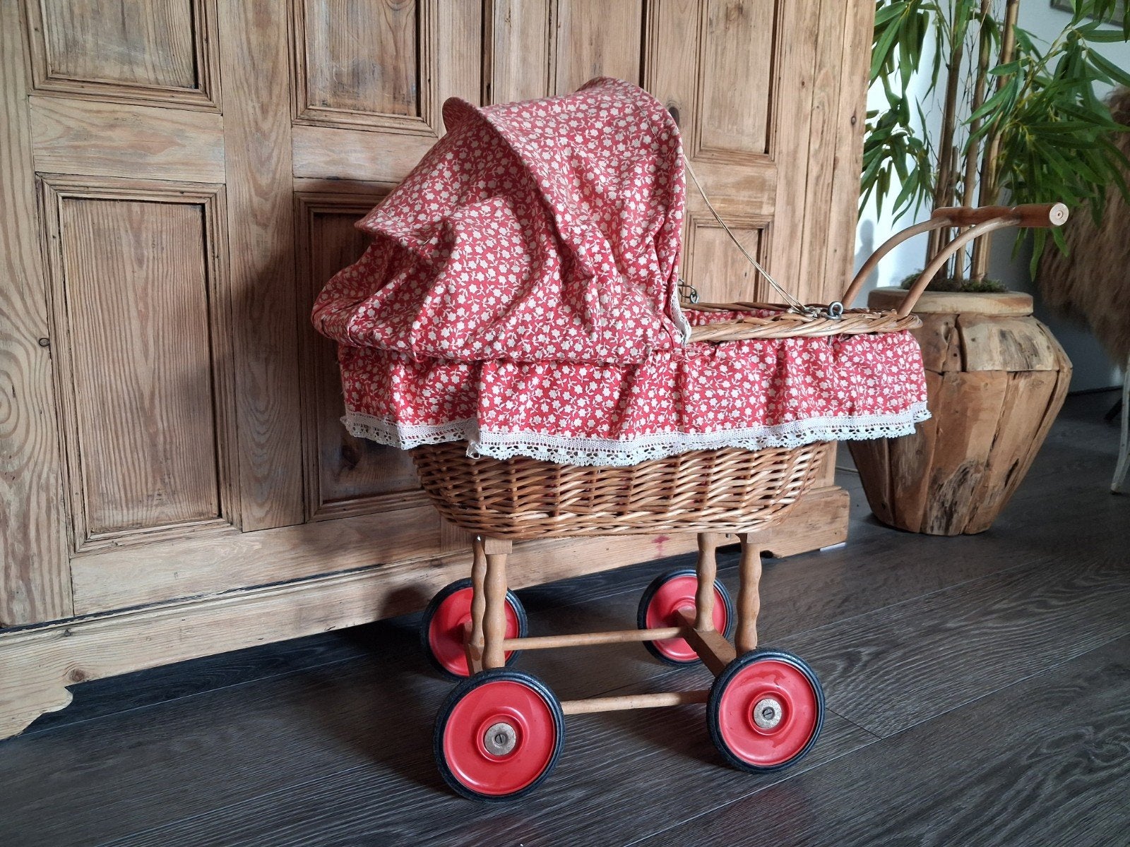 Brocante Rotan poppenwagen - rood witte bekleding, Ophalen