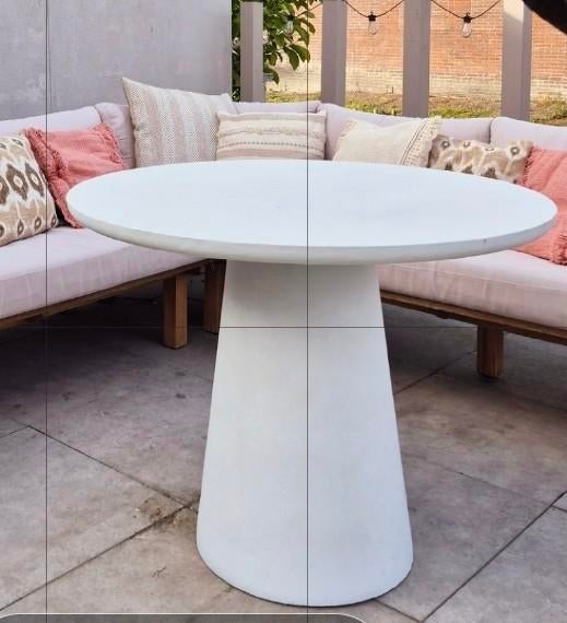 Betonlook tafel vam Woood - Rond en stijlvol, Ophalen of Verzenden, Gebruikt, Rond, Overige materialen