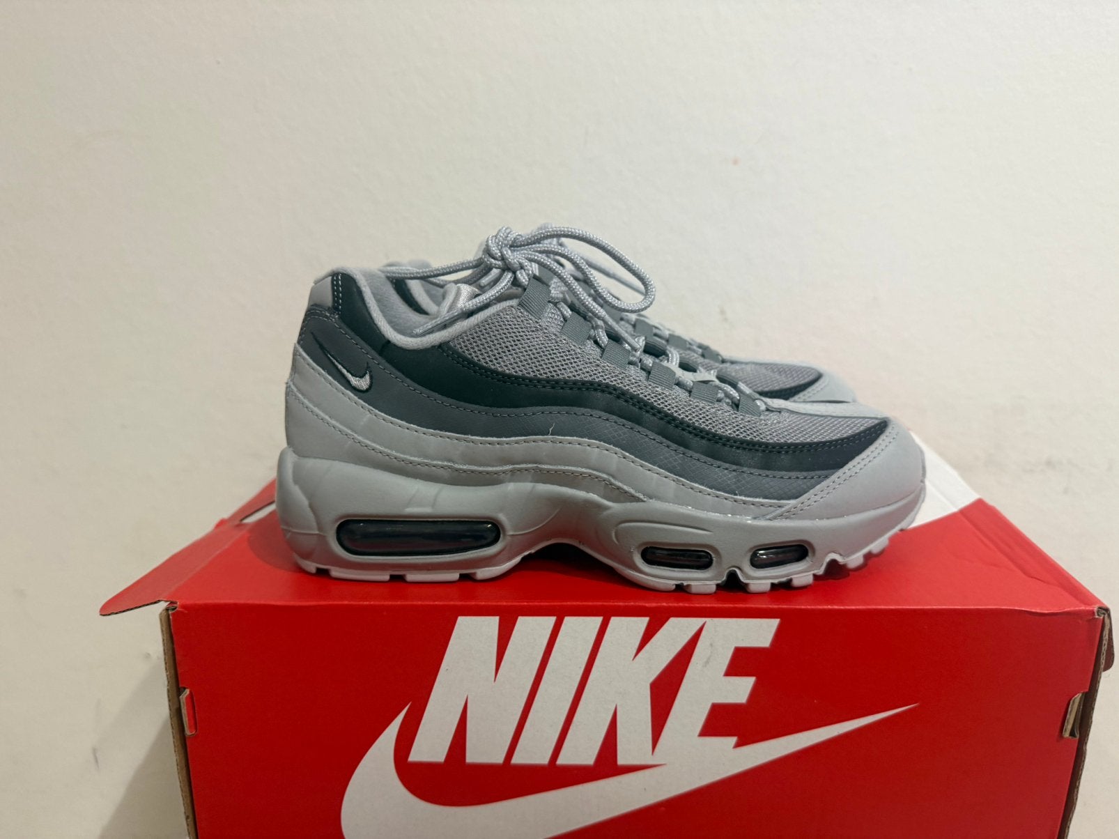 Te koop nieuwe Nieuwe Nike Air Max 95 multi grey maat 39, Kleding | Dames, Schoenen, Postlaan 3, Nieuw, Ophalen of Verzenden, Sneakers of Gympen