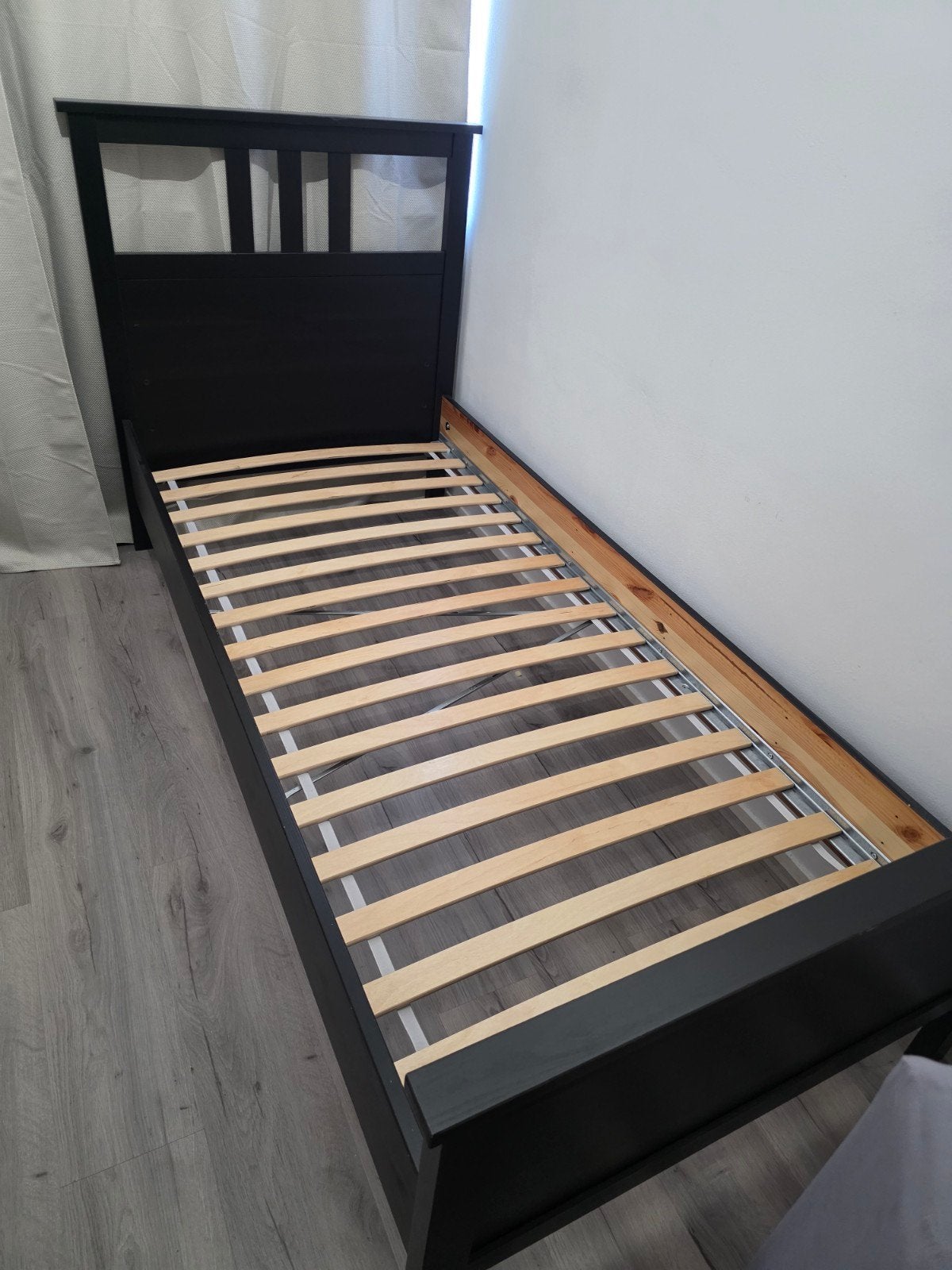 Zwart eenpersoonsbed met lattenbodem, Ophalen, Gebruikt, 90 cm, Eenpersoons