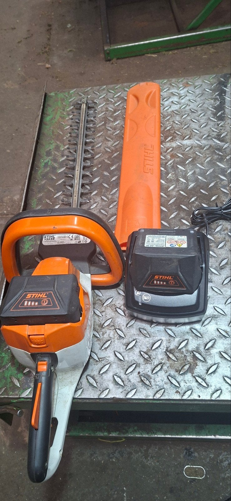 Stihl heggenschaar met 2 x accu en oplader, Ophalen, Accu