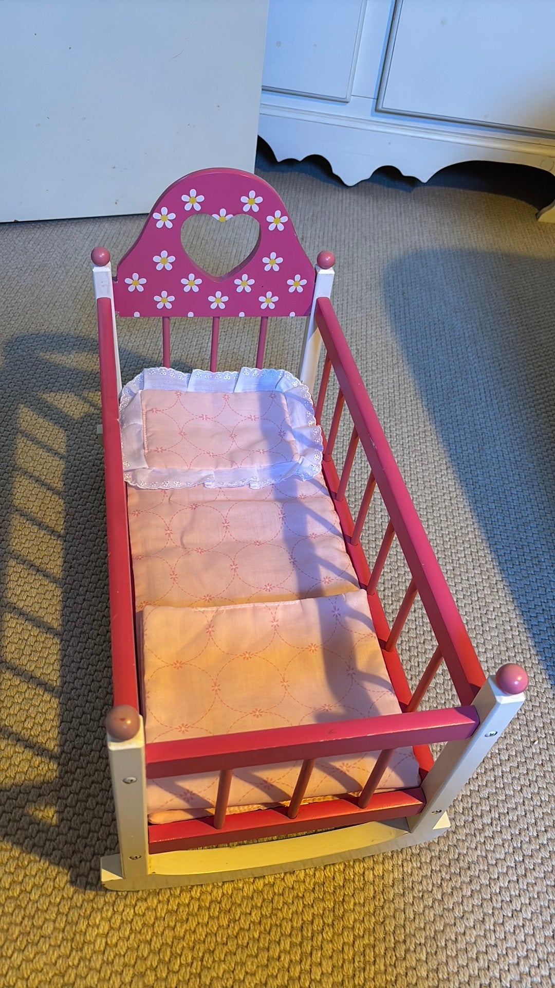 Roze houten poppenwiegje met bloemetjes, Ophalen, Gebruikt, Overige typen