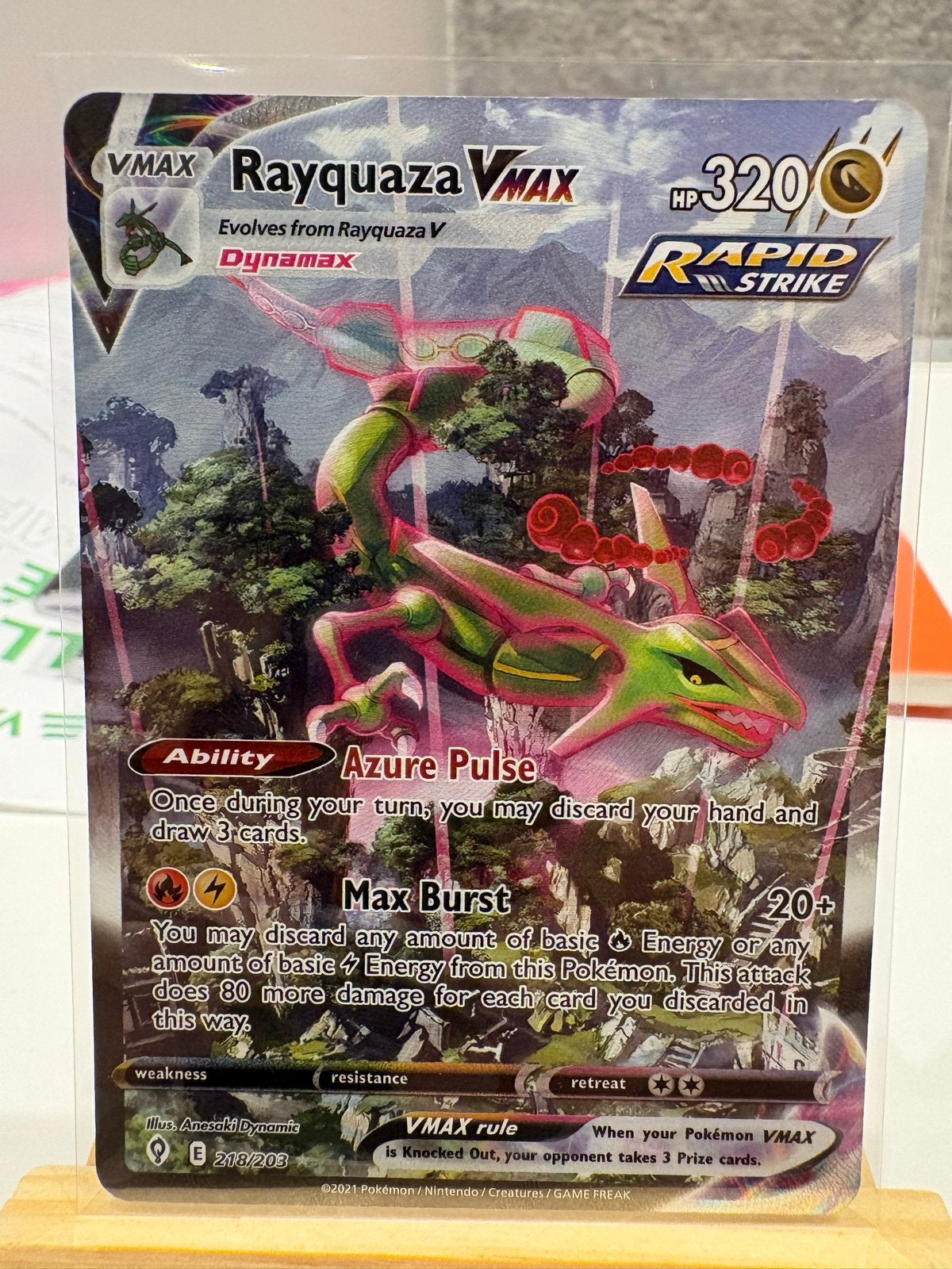Rayquaza VMAX (218/203) Evolving Skies - Near Mint, Hobby en Vrije tijd, Ophalen, Zo goed als nieuw, Losse kaart, Foil