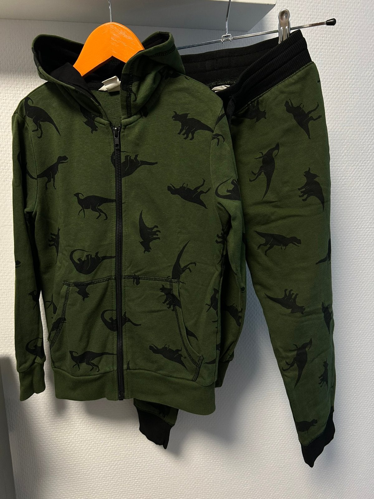 H&M  joggingpak 🦖 vest en broek maat 122 / 128, Kinderen en Baby's, Kinderkleding | Maat 128, Ophalen of Verzenden, Zo goed als nieuw