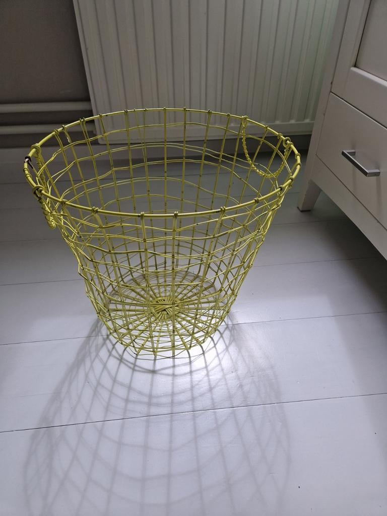 Gele metalen draadmand, Huis en Inrichting, Woonaccessoires | Schalen en Manden, Ophalen, Overige materialen, Gebruikt, Mand
