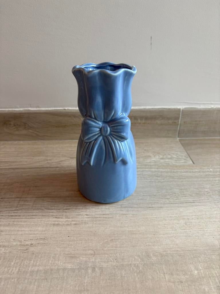Blauw vaasje met strik, Blauw, Aardewerk of Porselein, Ophalen of Verzenden, Zo goed als nieuw