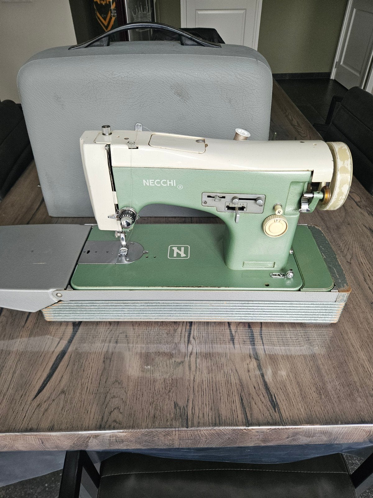 Vintage Necchi naaimachine met koffer, Ophalen of Verzenden
