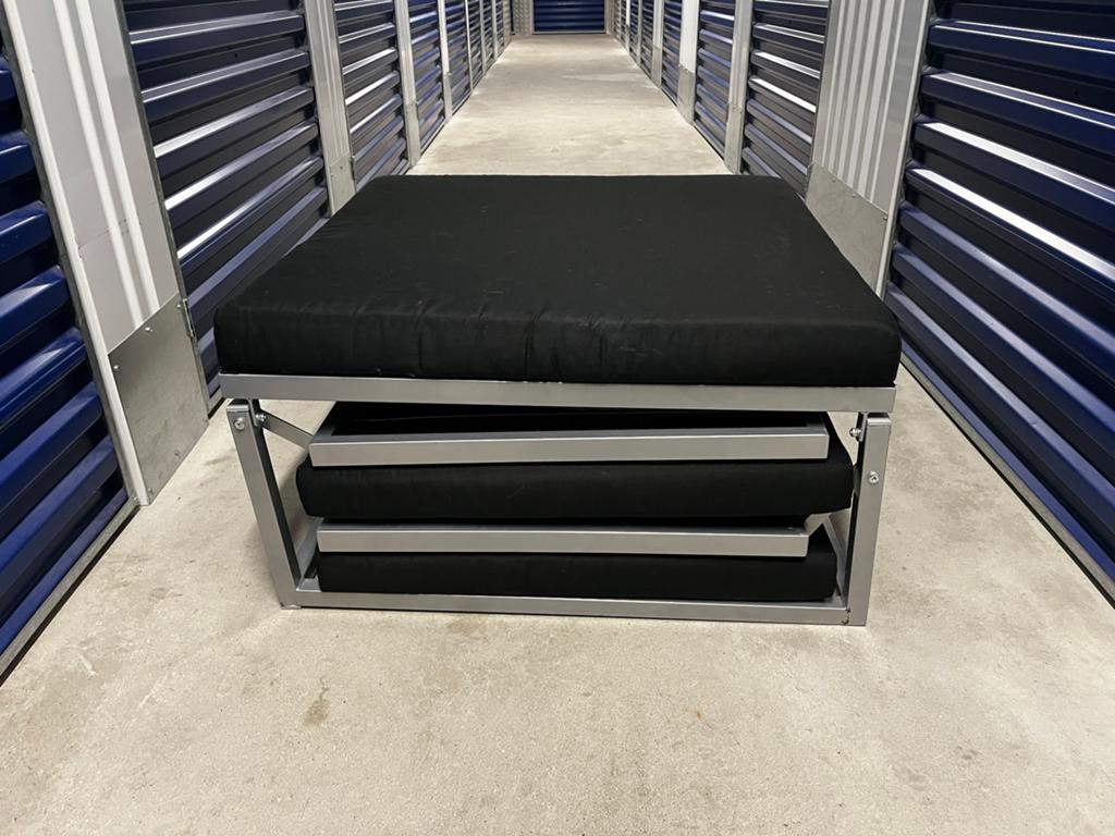Stevig logeerbed / poef - 2 stuks beschikbaar, Ophalen, Gebruikt, Eenpersoons, Zwart