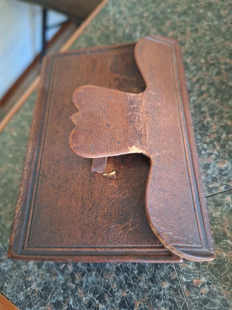 Antiek lederen boek met stempel "Aukje D Gorter 1902", Antiek en Kunst, Ophalen of Verzenden, Aukje D Gorter