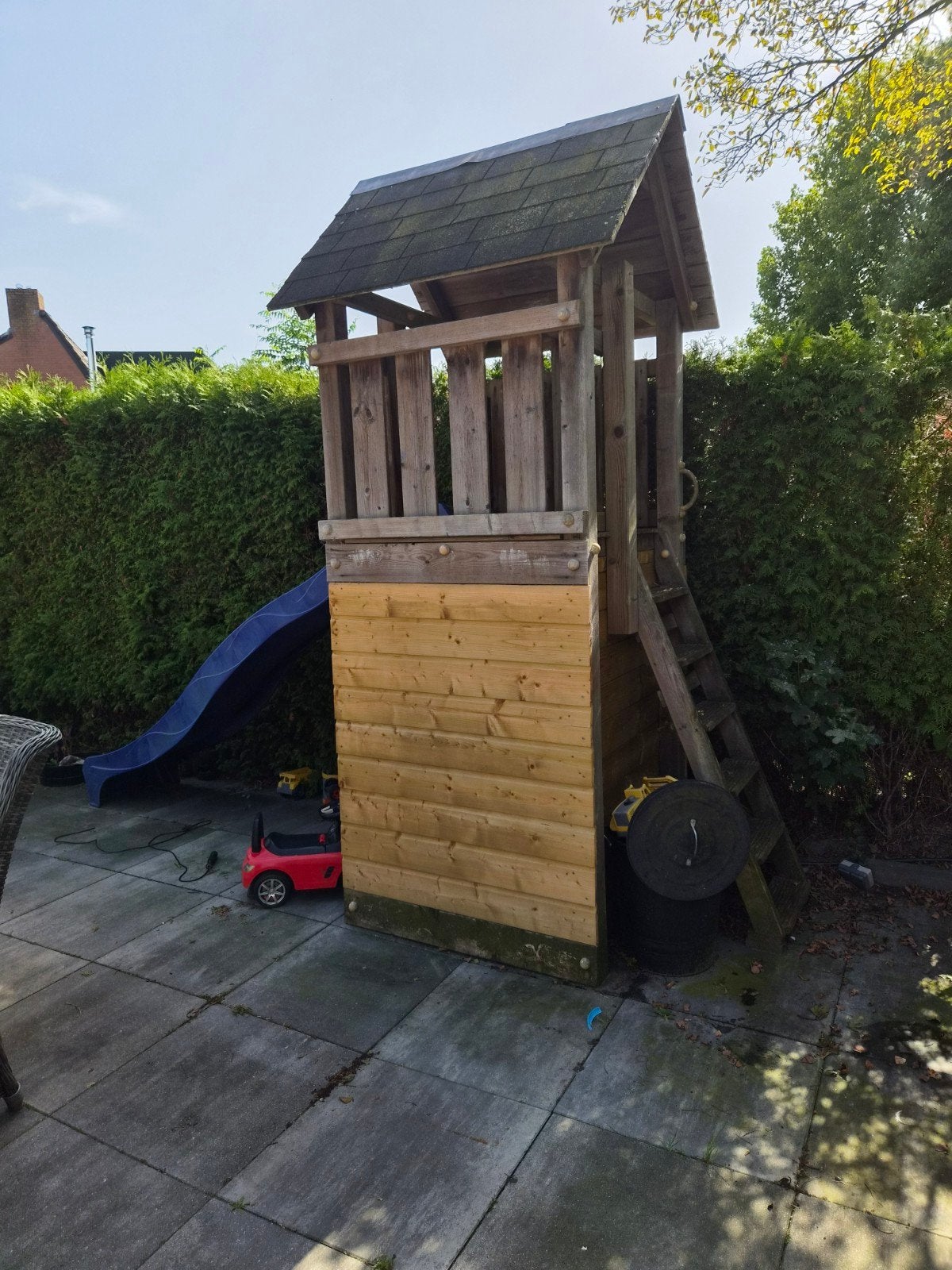 Houten speelhuisje met glijbaan, Kinderen en Baby's, Speelgoed | Buiten | Speeltoestellen, Ophalen, Gebruikt, Klimwand