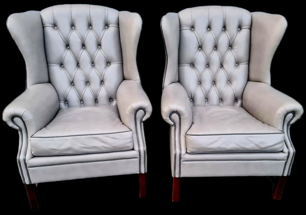 2x Chesterfield fauteuil grijs leer Nieuwstaat + BEZORGING, ., Chesterfield, Ophalen of Verzenden, Zo goed als nieuw