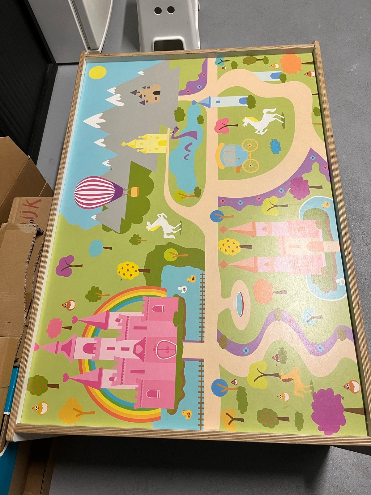 Speeltafel met twee thema's: sprookjes en treinen, Ophalen, Gebruikt, Jongen of Meisje