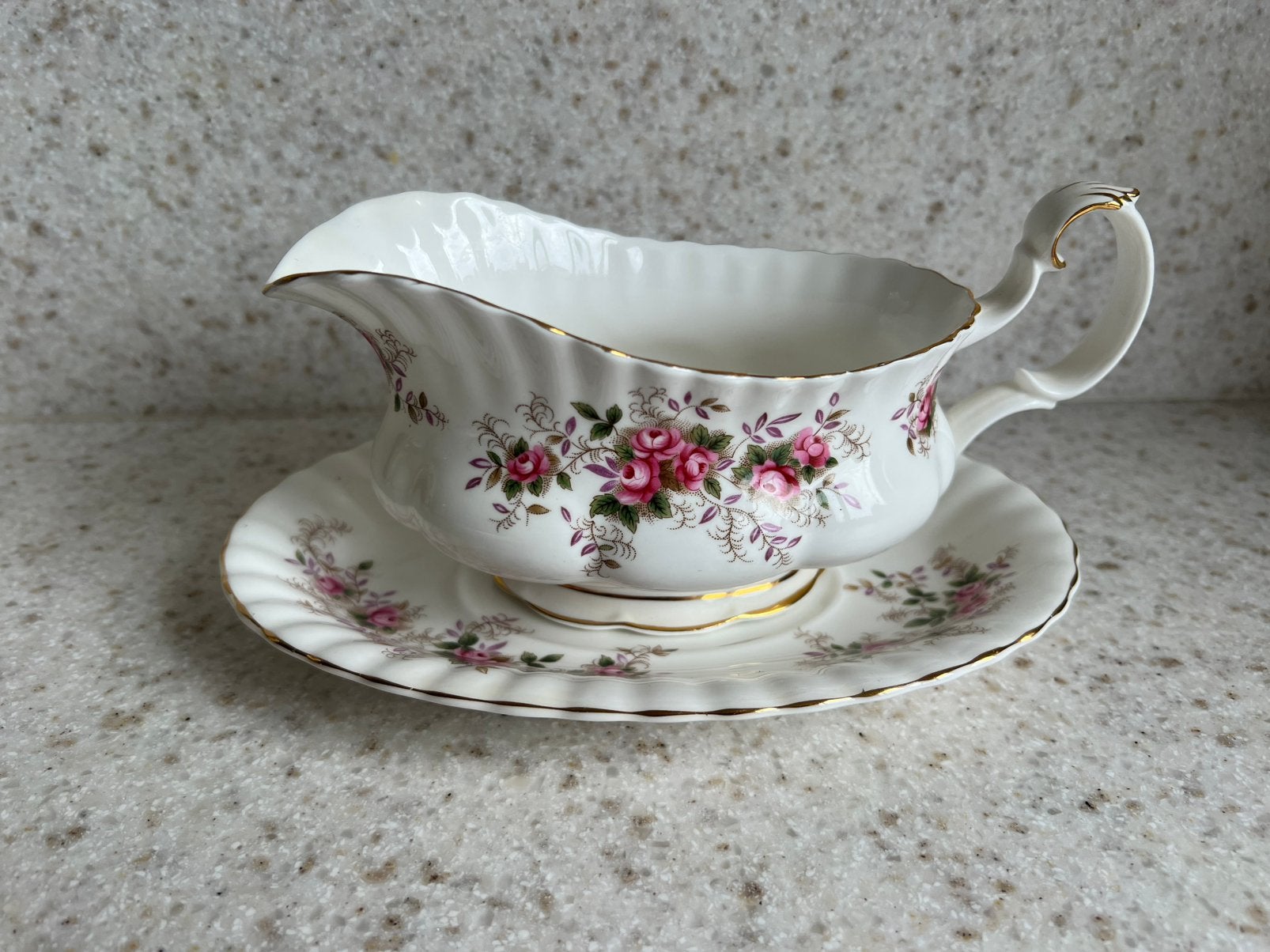 Royal Albert Lavender Rose Saus of Juskom met schotel, Verzenden