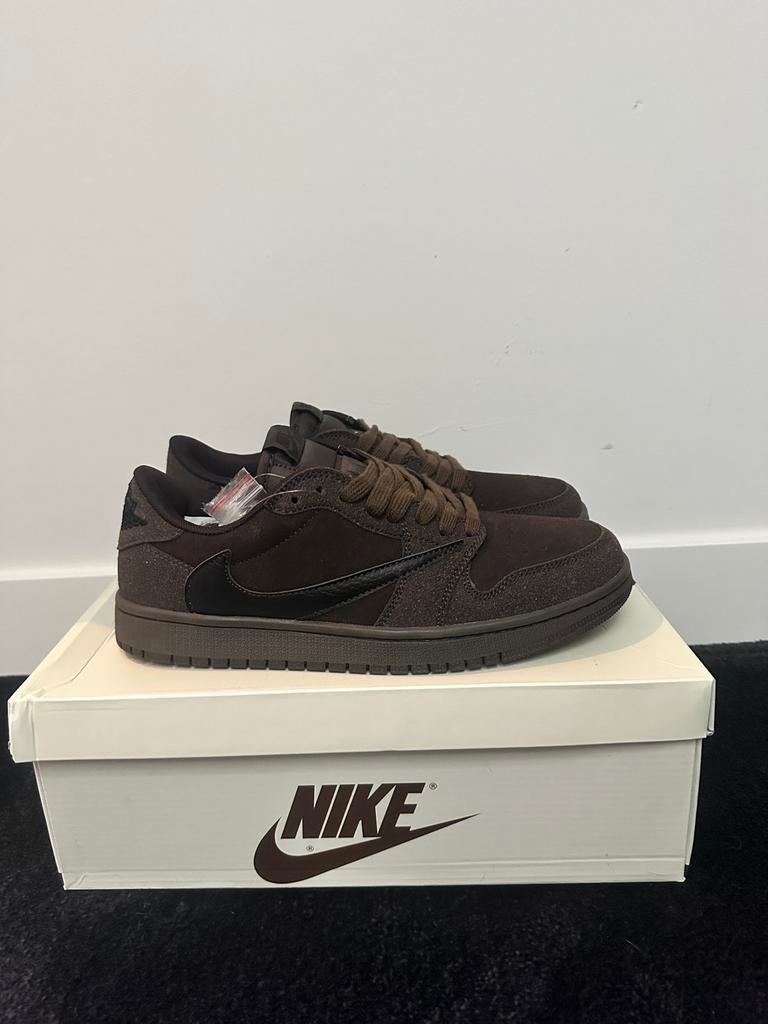 Jordan 1 low travis scott bruin, Bruin, Overige typen, Ophalen of Verzenden, Zo goed als nieuw