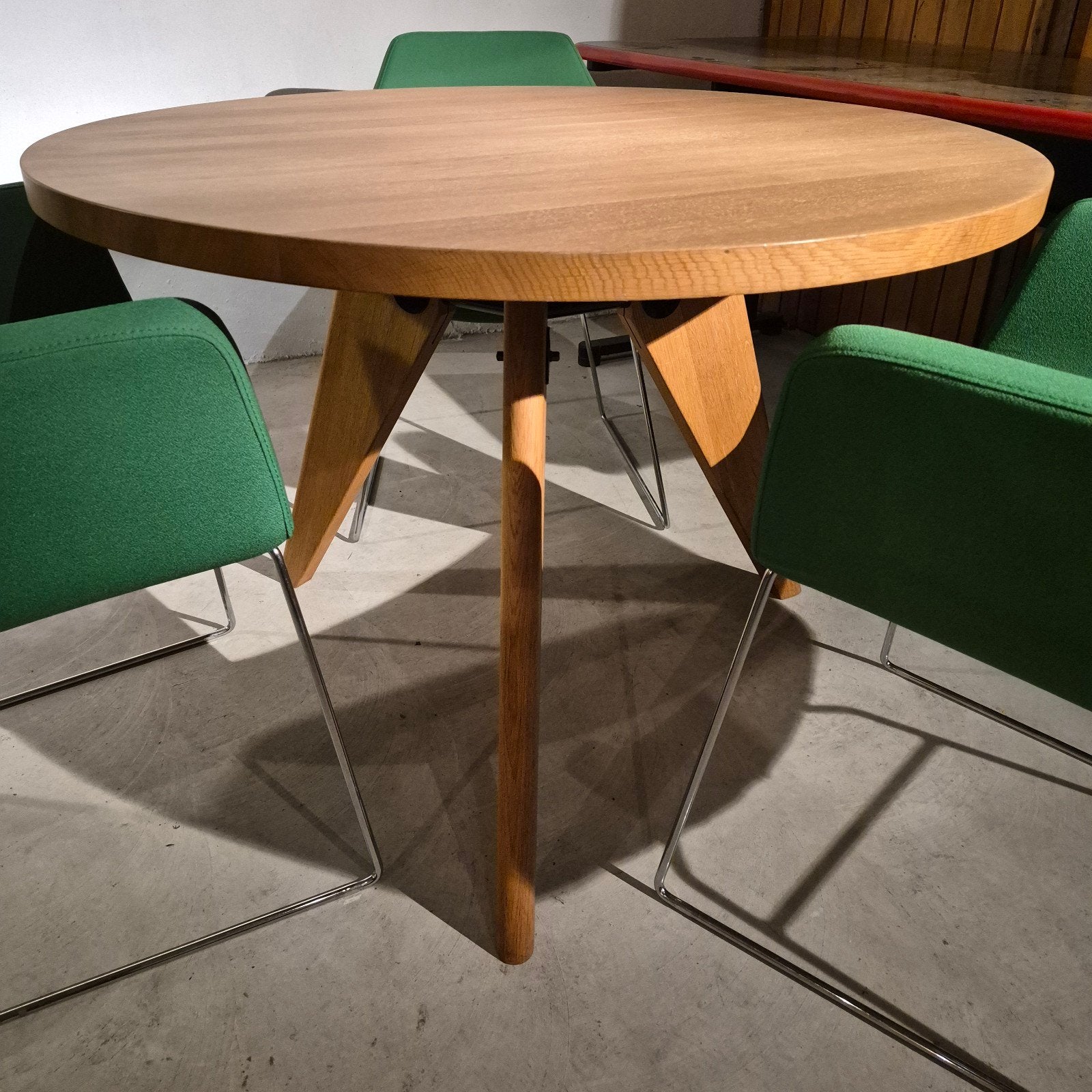 Foto 3 van Vitra Gueridon tafel met deBerenn fauteuils