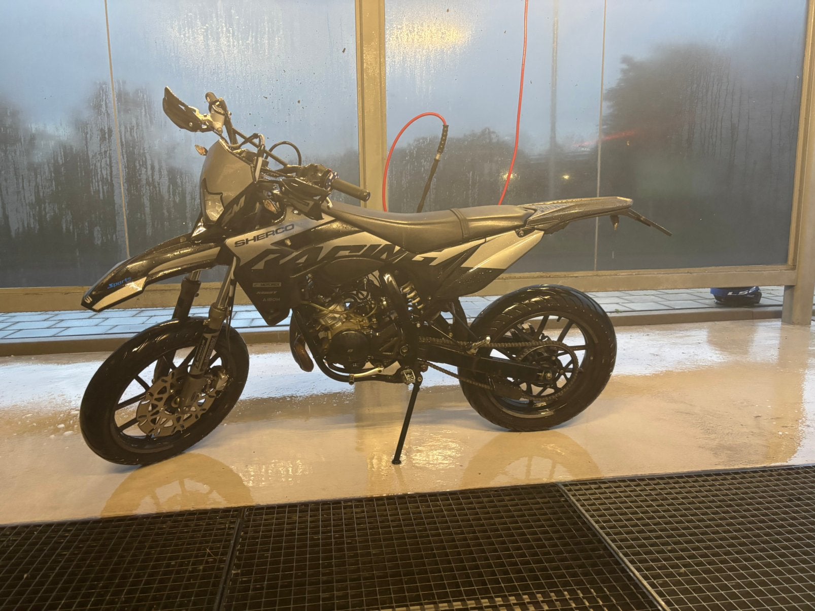 Sherco sm-r 50 schakkelbrommer, Ophalen, 6 versnellingen, Maximaal 45 km/u, Zo goed als nieuw