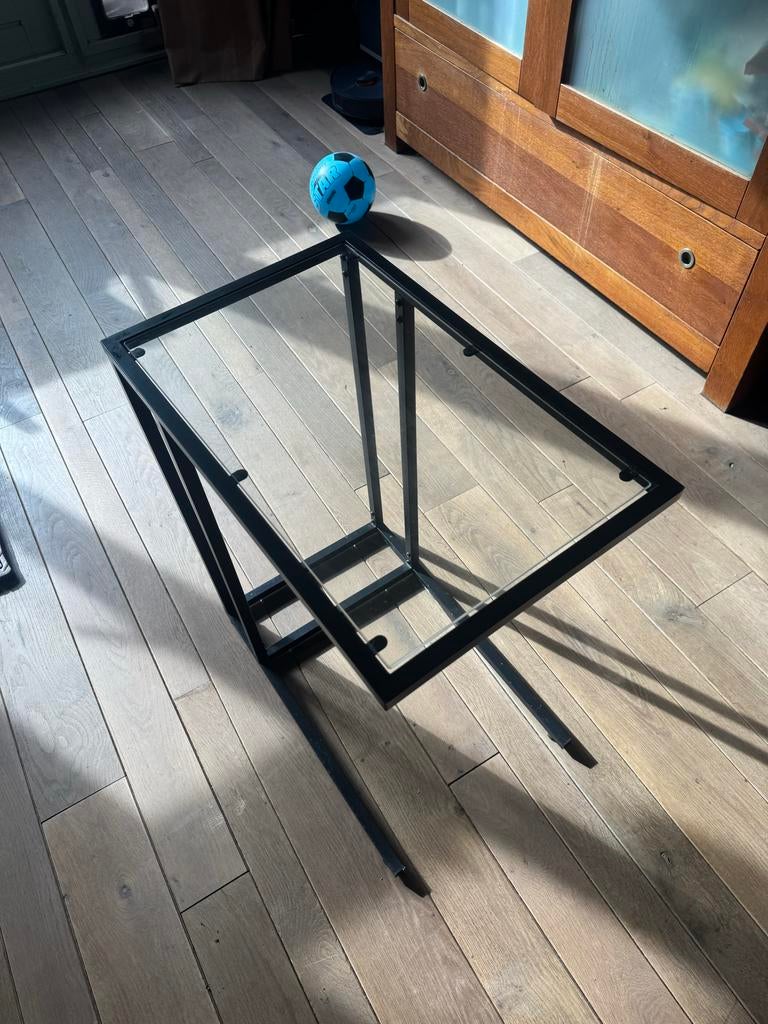 Moderne koffietafel voor over de bank met glazen blad, Huis en Inrichting, Tafels | Salontafels, Ophalen, Gebruikt, 50 tot 100 cm