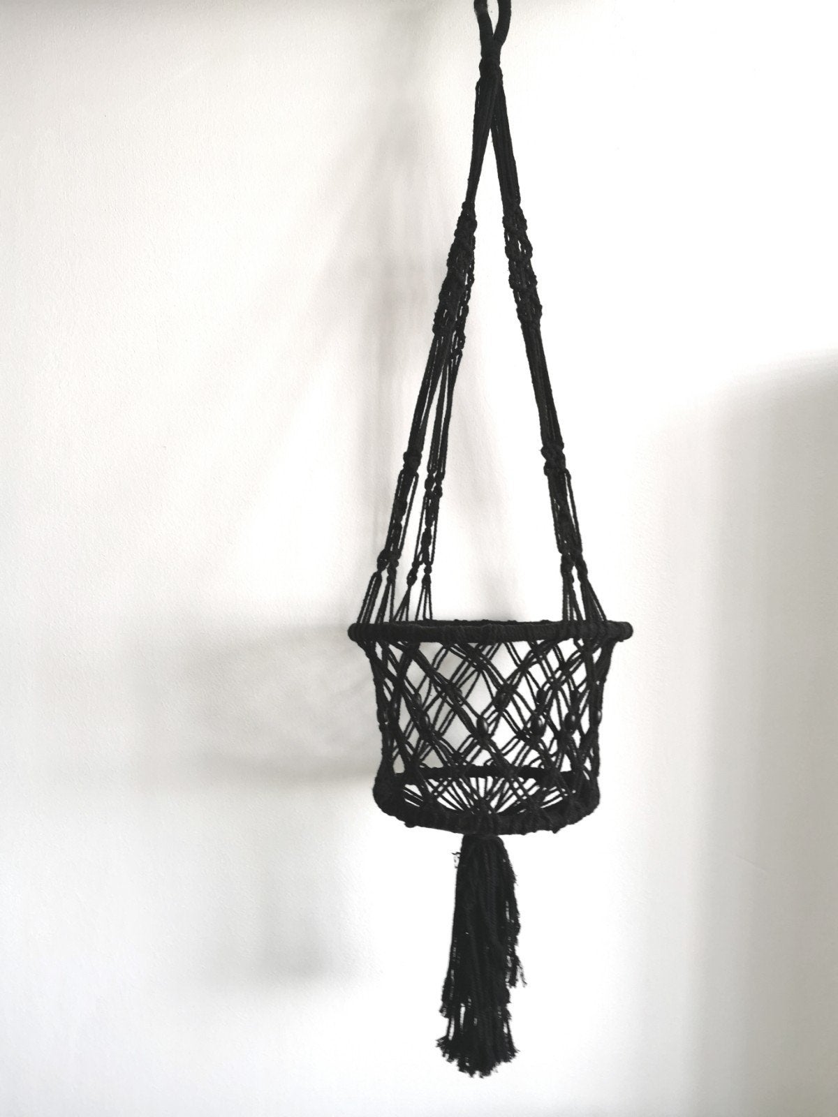 Macrame plantenhanger retro vintage zwart touw met kralen, Verzenden, Halfschaduw, Minder dan 100 cm