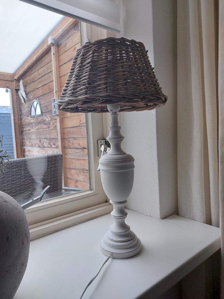 2 houten lampen met rieten kap, Huis en Inrichting, Lampen | Tafellampen, Ophalen, Minder dan 50 cm