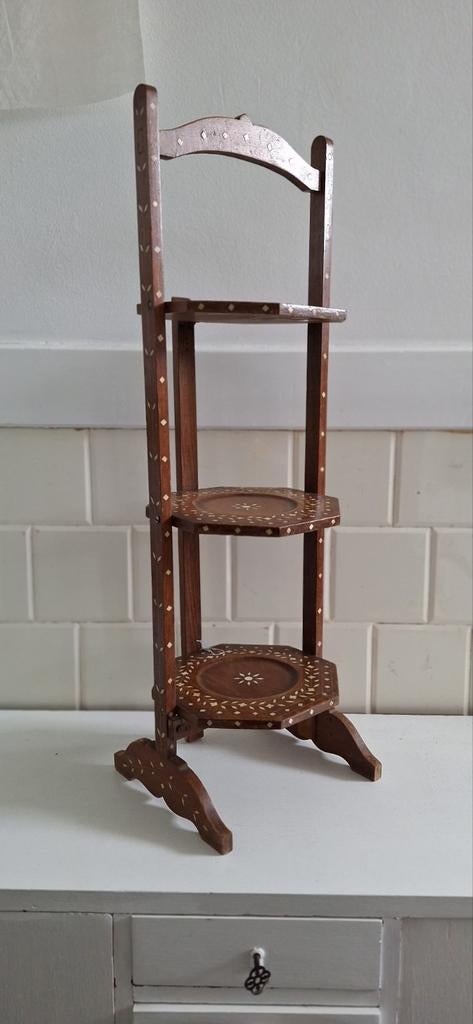 Vintage etagère, teakhout met ingelegd parelmoer, tafeltje, Gebruikt, Vintage, Ophalen of Verzenden, Nvt