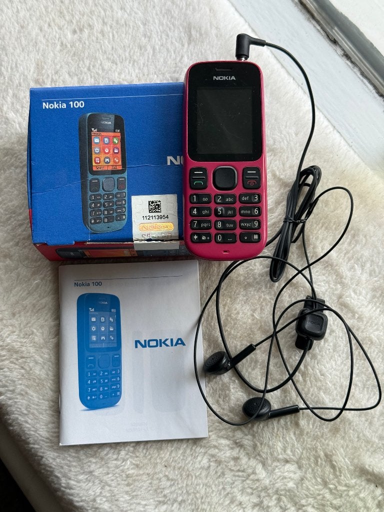 Nokia 100- roze-z.g.a.n. in originele doos met oortjes, Ophalen of Verzenden, Zo goed als nieuw, Overige typen