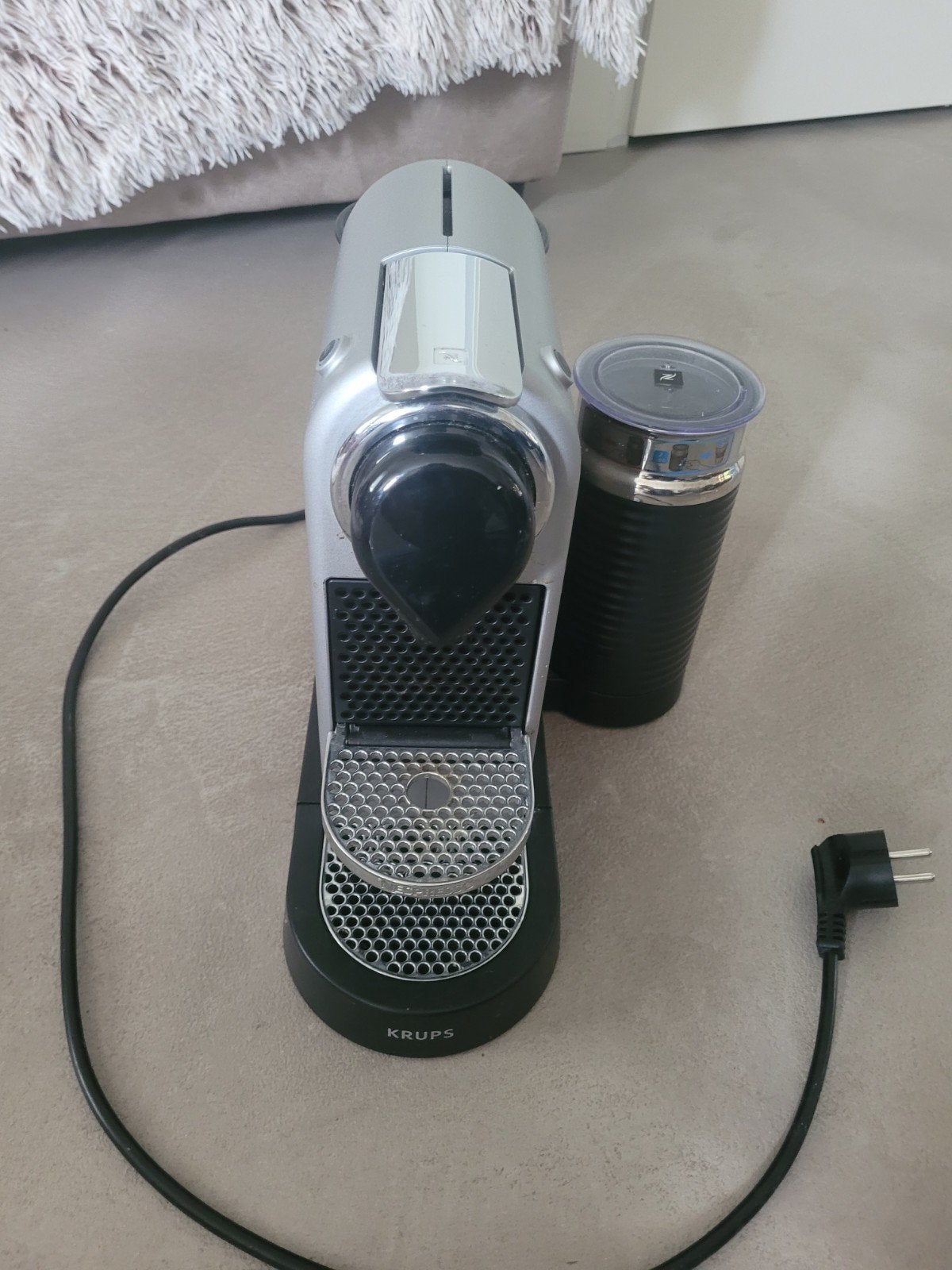 Nespresso Krups koffiezetapparaat met melkopschuimer, Ophalen, Espresso apparaat, Zo goed als nieuw, 1 kopje