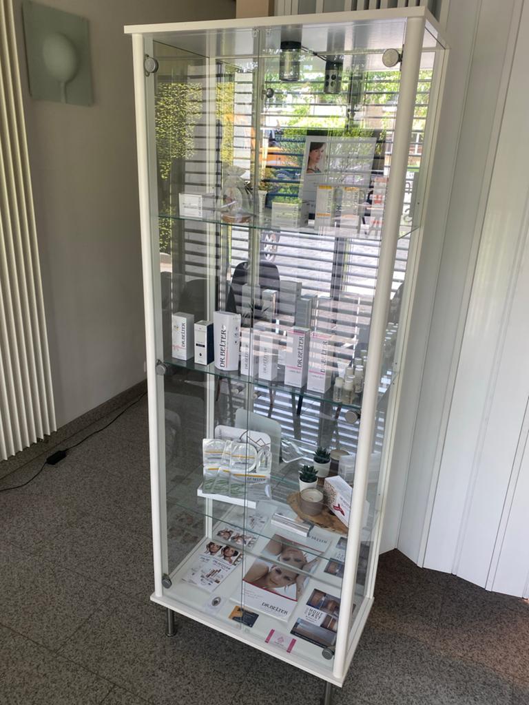 Glazen vitrinekast met witte randen en planken, Ophalen, Zo goed als nieuw, Hout, Overige typen