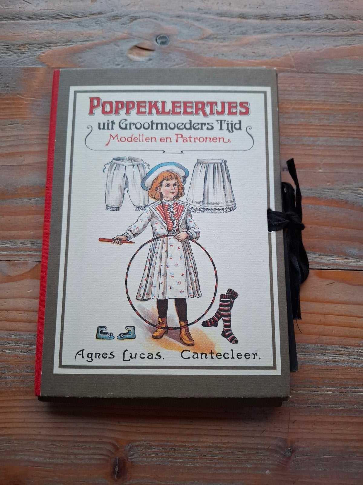 Poppenkleertjes uit Grootmoeders Tijd patronenboek, Overige typen, Kind, Zo goed als nieuw, Ophalen