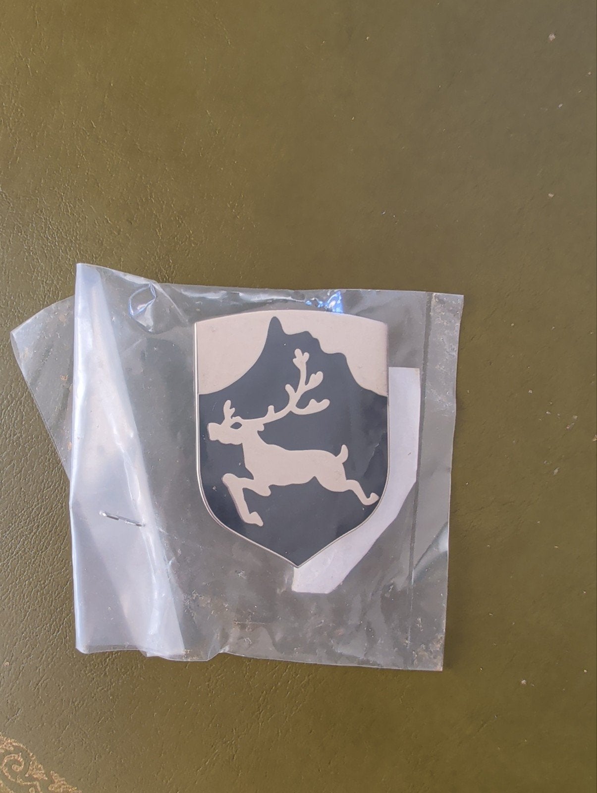 Embleem Koude Weer Training - koudweerspeld - hijgend hert, Ophalen of Verzenden, Marine, Nederland, Embleem of Badge