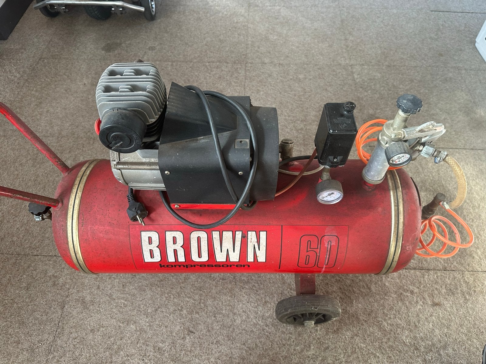 Brown 60 Compressor - Gebruikt, Goede Staat, Doe-het-zelf en Verbouw, Ophalen, Gebruikt, 6 tot 10 bar, Minder dan 200 liter/min