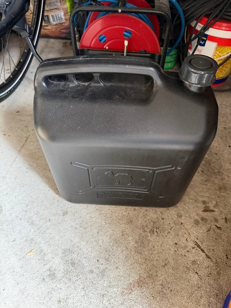 Zwarte jerrycan 20L - Goedgekeurd (6 stuks beschikbaar), Ophalen