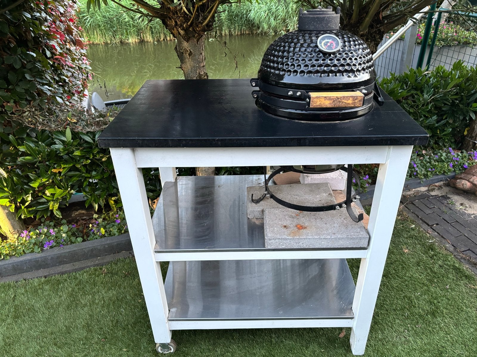 13 inch Kamado BBQ met onderstel op wielen, Ophalen, Gebruikt