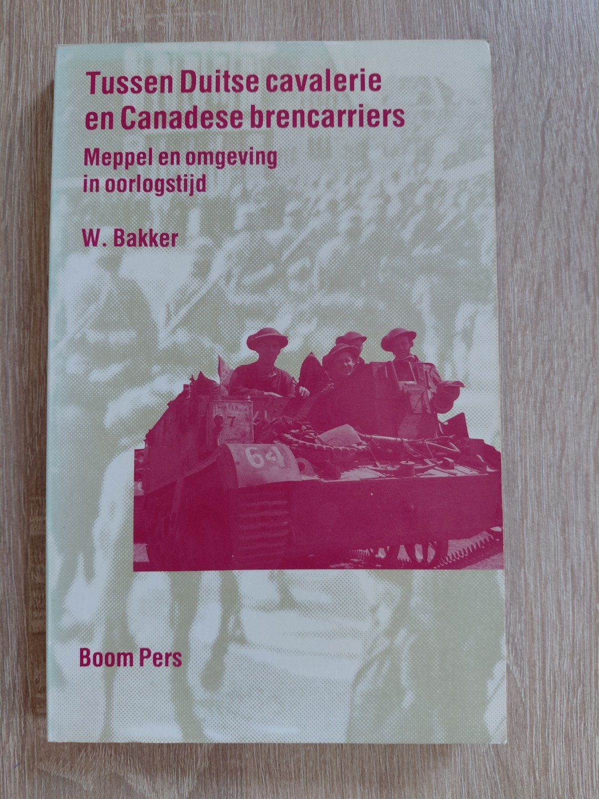 Meppel Tussen Duitse cavalerie en Canadese brencarrriers, Ophalen of Verzenden, 20e eeuw of later, Zo goed als nieuw, W. Bakker