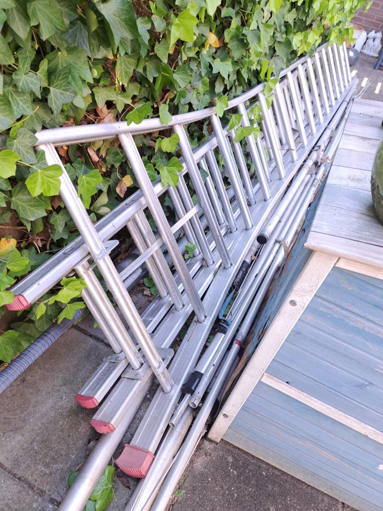 Goede 3x16 sporten aluminium ladder, Doe-het-zelf en Verbouw, Steigers, Ophalen of Verzenden, Gebruikt, Rolsteiger of Kamersteiger