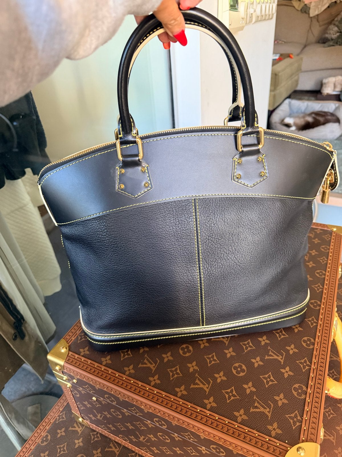 Foto 8 van Louis Vuitton Suhali Lockit Handtas Zwart