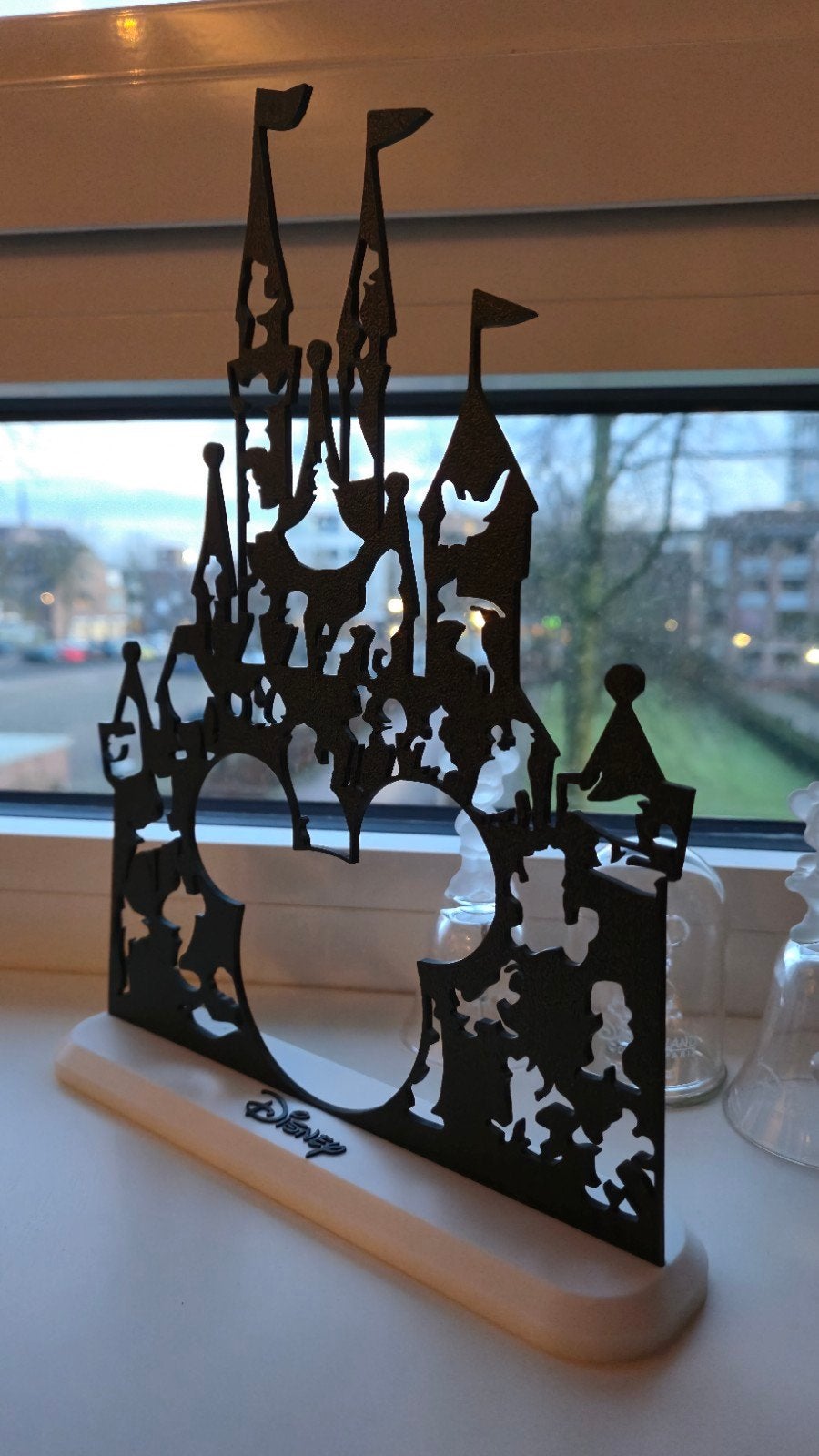 Disney kasteel met silhouetten van Disney Figuren, Verzenden, Overige figuren, Nieuw, Beeldje of Figuurtje