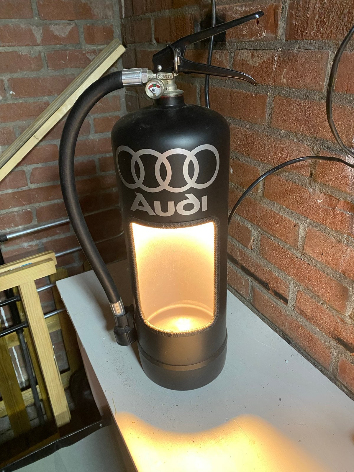 Unieke Audi Brandblusser Lamp - Mancave Decoratie, Verzamelen, Merken en Reclamevoorwerpen, Ophalen of Verzenden, Gebruikt