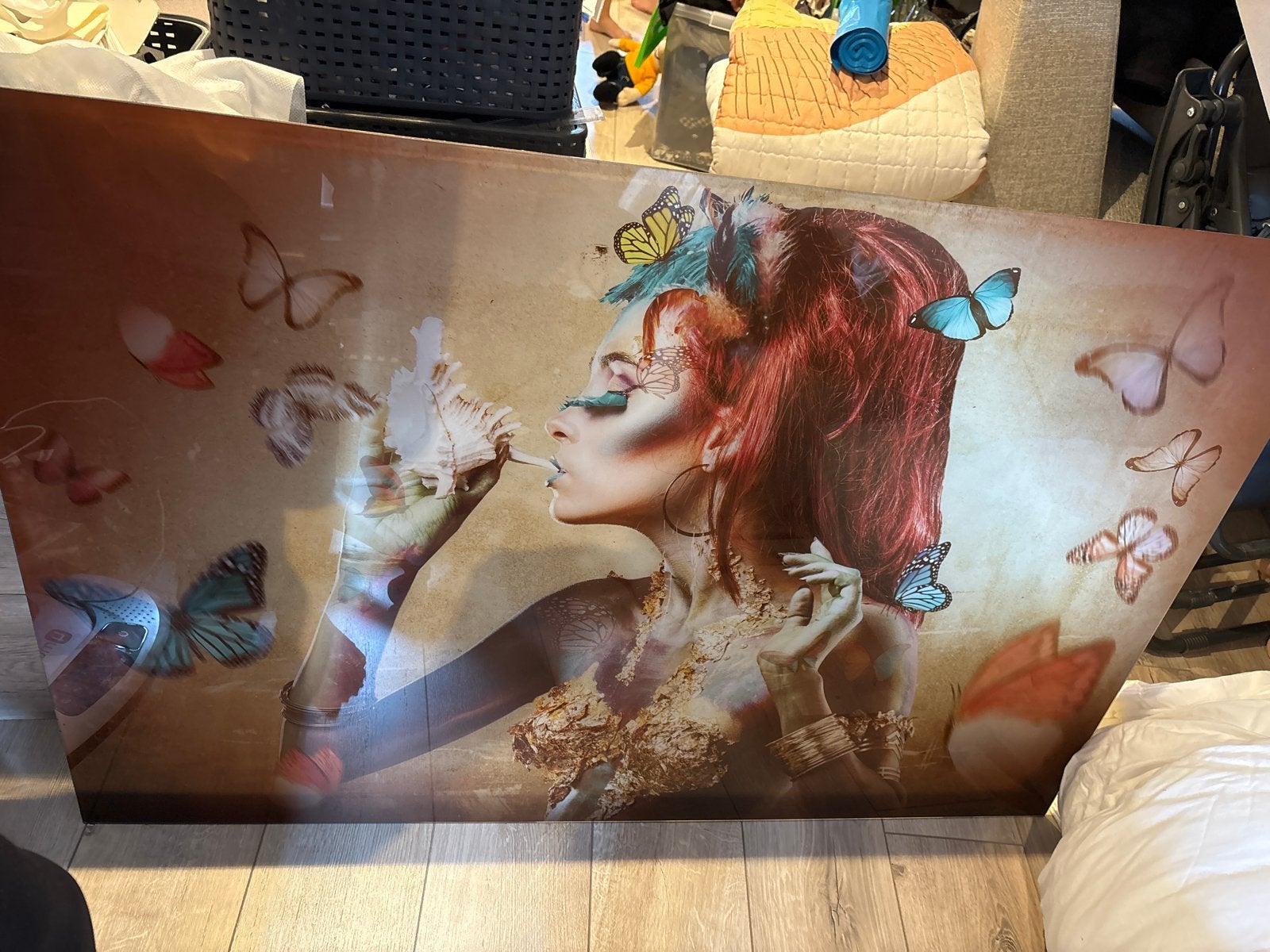 Modern schilderij: Vrouw met vlinders en schelp, Antiek en Kunst, Kunst | Schilderijen | Modern, Ophalen, Figuren, Hout, Print
