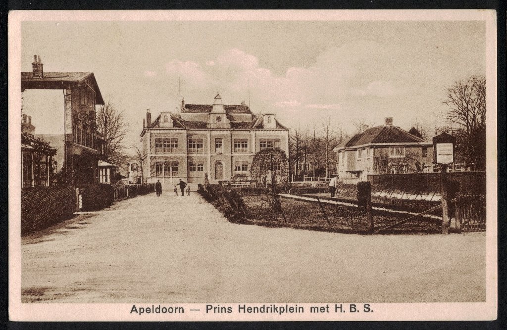 Apeldoorn, Prins Hendrikplein met H.B.S. 1942., Ophalen of Verzenden, 1940 tot 1960, Gelopen, Gelderland