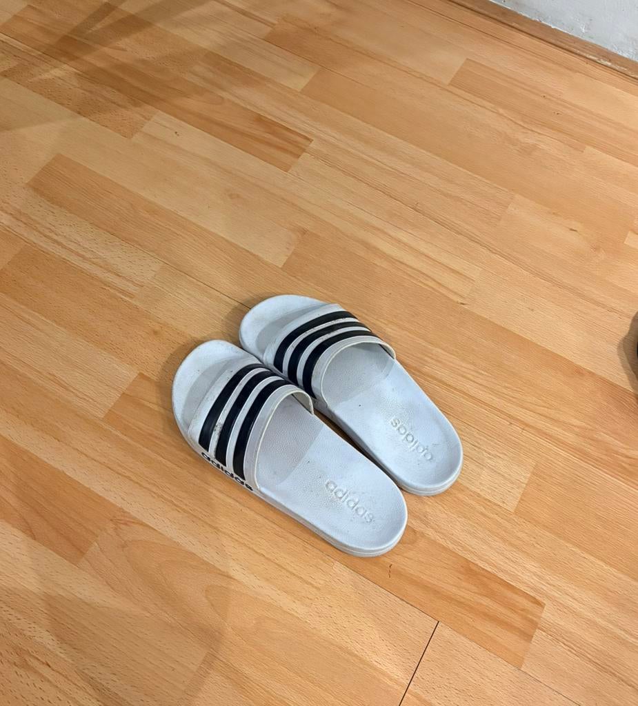 Witte slippers - Adidas, Ophalen, Zo goed als nieuw, Wit