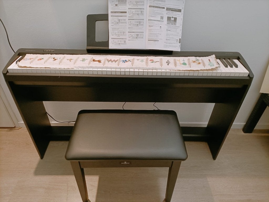 Roland FP-10 dig. piano incl. Entrada pianomeubel en -kruk, Ophalen, Zwart, Digitaal, Zo goed als nieuw